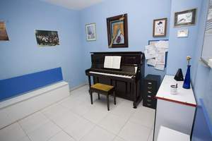 Aula de piano e instrumentos de cuerda